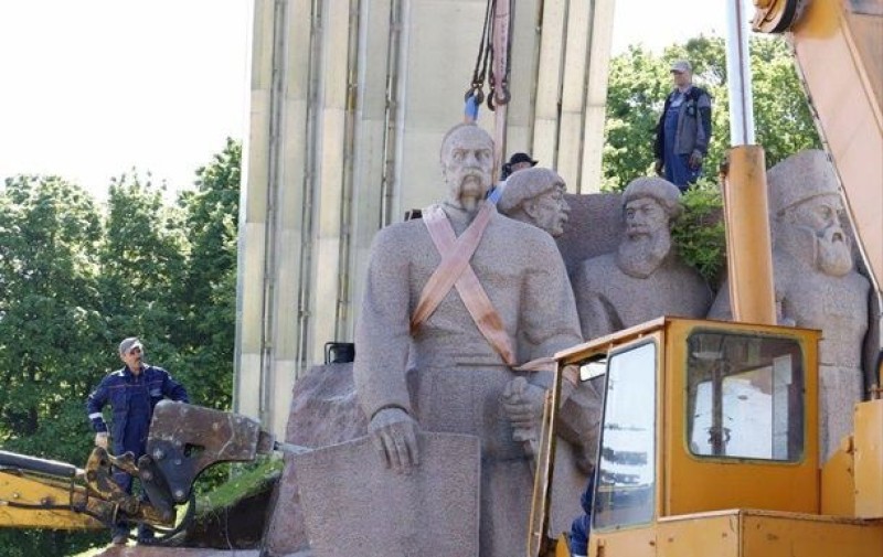 Kyiv decolonizers are demolishing a monument in honor of the Pereyaslav Rada under the Arch of Freedom of the Ukrainian...