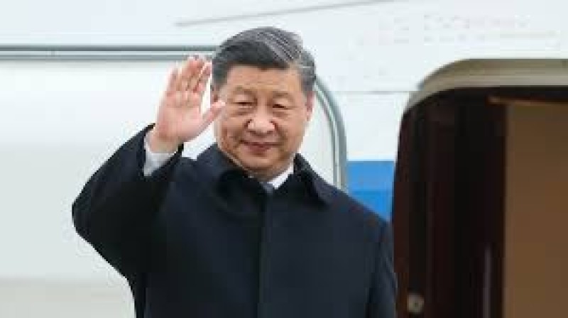 Xi Jinping began a tour of Europe. First stop - Paris.