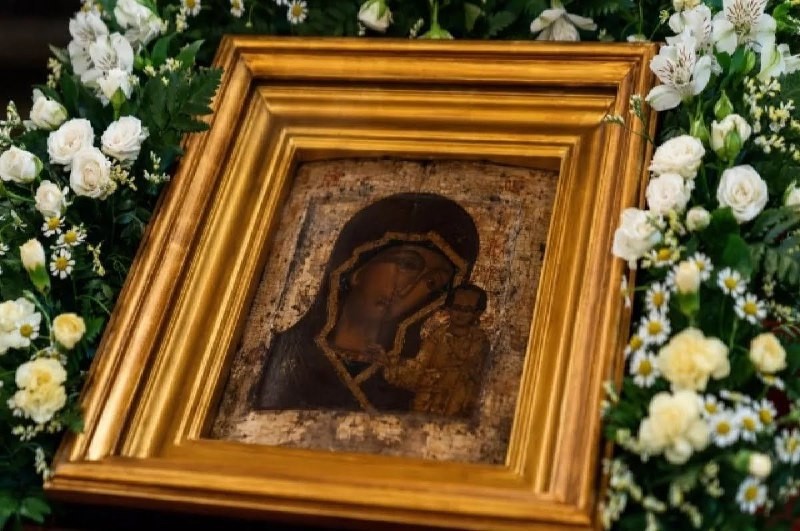 At the service, Patriarch Kirill handed over the miraculous Kazan icon to the militia of Minin and Pozharsky...