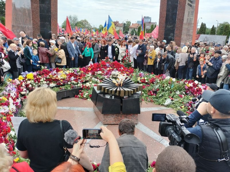Kishinev. Victory Day. Sea of people, sea of flowers. 